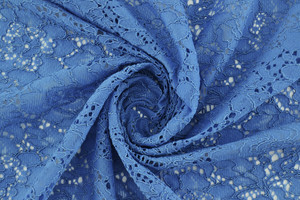 Pizzo cordonetto con lati smerlati, color blu ceruleo, tonalità tra il blu e l'azzurro.