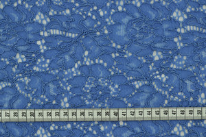 Pizzo cordonetto con lati smerlati, color blu ceruleo, tonalità tra il blu e l'azzurro.