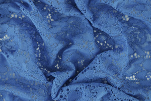 Pizzo cordonetto con lati smerlati, color blu ceruleo, tonalità tra il blu e l'azzurro.