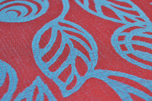 Jacquard bordeaux a foglie azzurre