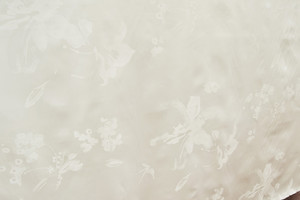 Rasatello di cotone panna a fiori tono su tono