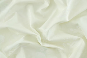 Rasatello di cotone panna a fiori tono su tono