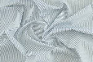 Tessuto bianco panna a righine blu
