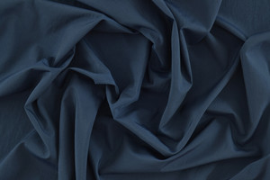 Tessuto idrorepellente leggero blu stropicciato