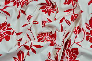 Gabardine di cotone stretch bianco a grandi fiori rossi