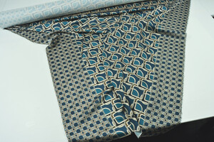 Raso stretch geometrico petrolio e smeraldo