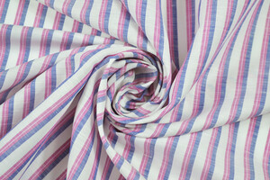 Tela leggera in lino e cotone bianco a righe blu e magenta