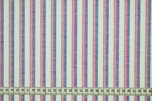 Tela leggera in lino e cotone bianco a righe blu e magenta