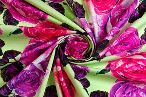 Popeline di cotone con stampa floreale su fondo verde pistacchio