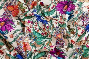 Popeline di cotone con stampa flora e fauna