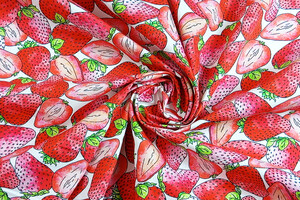 Popeline di cotone con stampa "fragole rosse" su fondo bianco