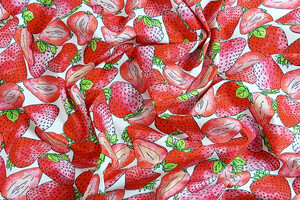 Popeline di cotone con stampa "fragole rosse" su fondo bianco
