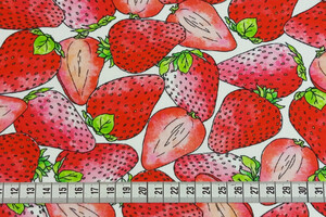 Popeline di cotone con stampa "fragole rosse" su fondo bianco