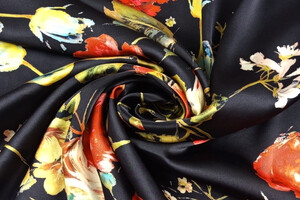 Raso di pura seta con Fantasia Floreale Artistica su Fondo Nero
