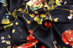 Raso di pura seta con Fantasia Floreale Artistica su Fondo Nero